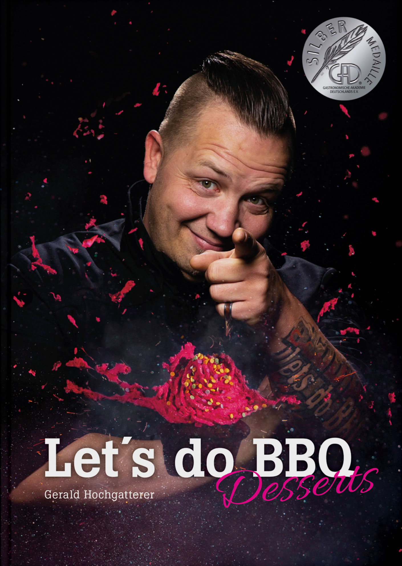 Let's do BBQ Dessert, Silbermedaille, Auszeichnung, Grillbuch, Grillbuch Dessert, Geri Hochgatterer Grillbuch, Gerald Hochgatterer Grillbuch, Gerald Hochgatterer Grillbuch Autor, Gerald Hochgatterer Autor, Dessertbuch, Dessert am Grill, Grilldessert, BBQDessert, Grill und Dessert, Dessert, Dessert vom Grill, Grillprofi, Dessertgrillbuch, Dessert grillen, Geri Hochgatterer Dessert, Dessert Österreich, Grillbuch aus Österreich, Grillbuch Dessert Österreich, backen am Grill, Kuchen vom Grill, Kekse vom Grill, Grillbuch 2021, bestes Dessert Grillbuch, 